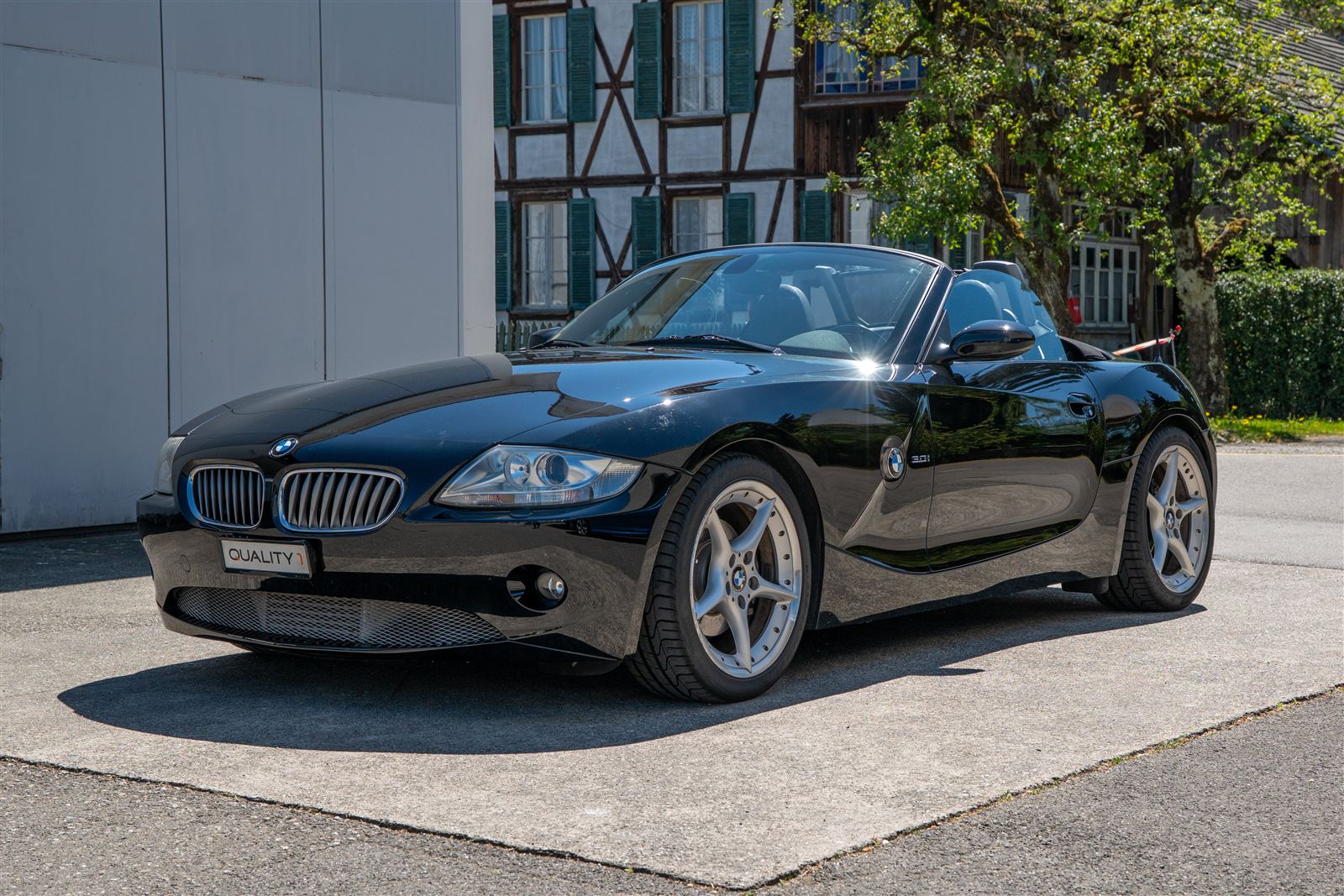 BMW Z4 3.0i Roadster mit Infinitas Kompressor-Umbau in Schwarz
