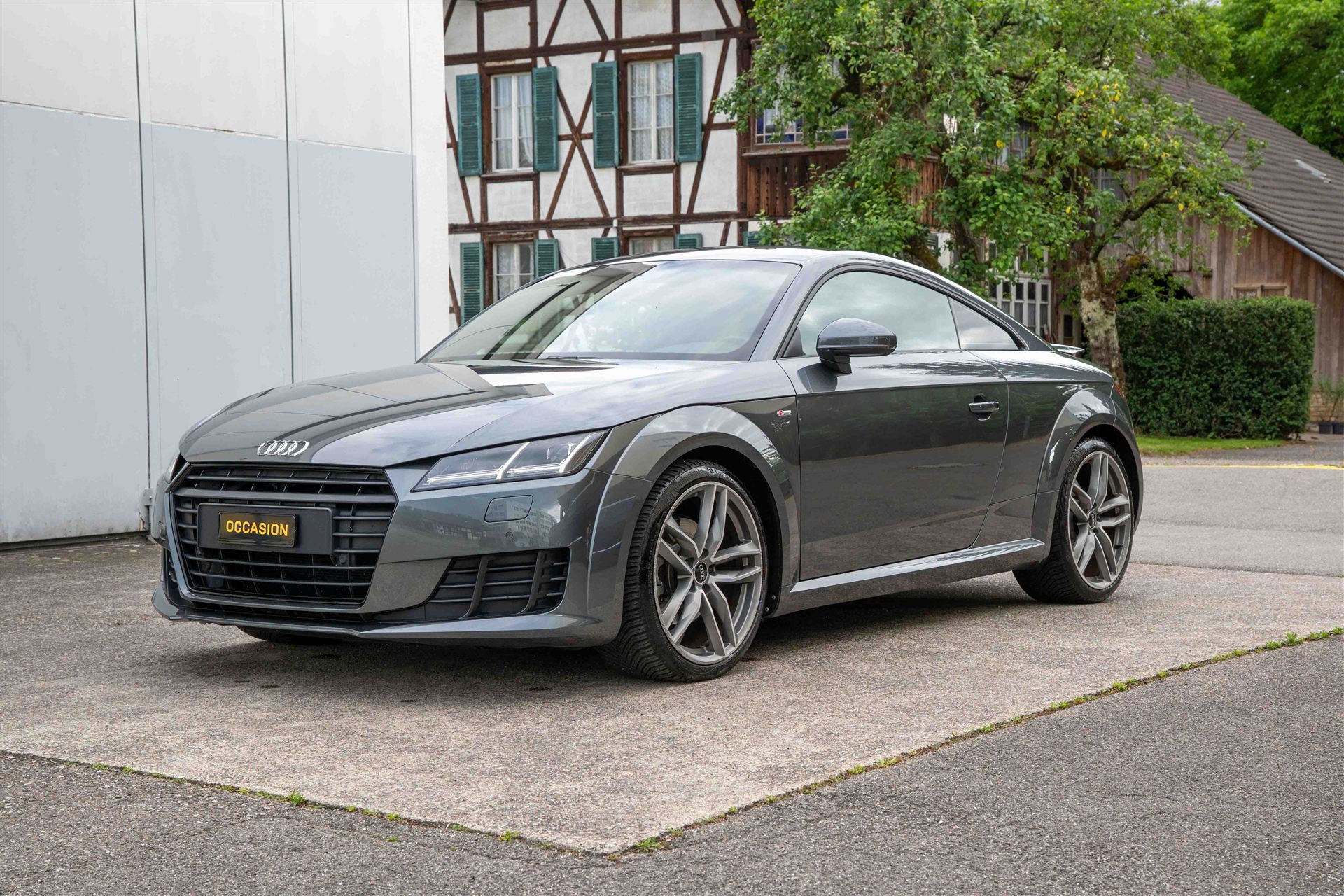 Audi TT Occasion vor der Garage Fomasi